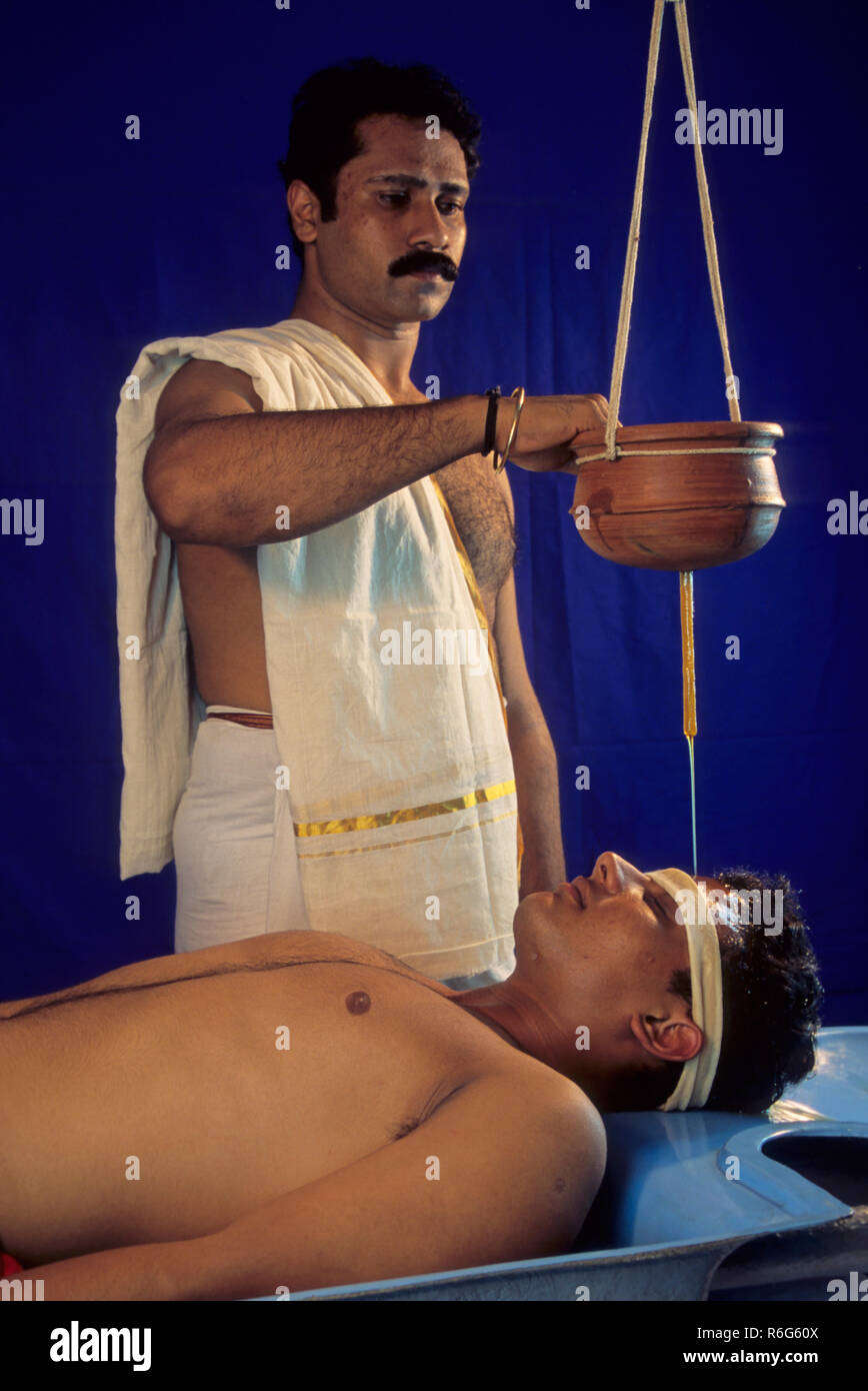 Indian naturopatia trattamento ayurvedico con oli in Kerala, India Signor#777C Foto Stock