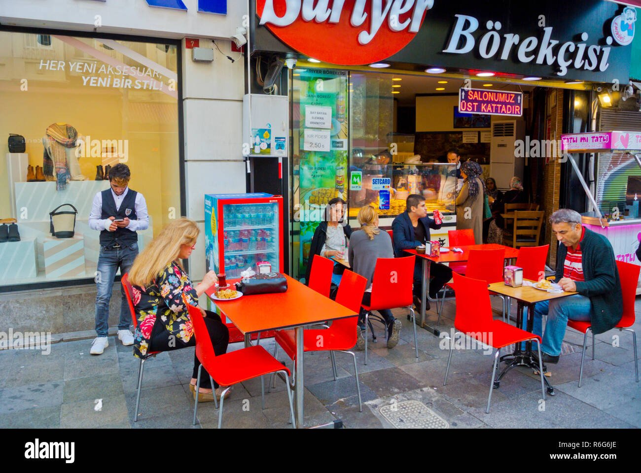 Borekcisi, fast food place serve borek, pasta ripiena, Fatih, Istanbul, Turchia, Eurasia Foto Stock