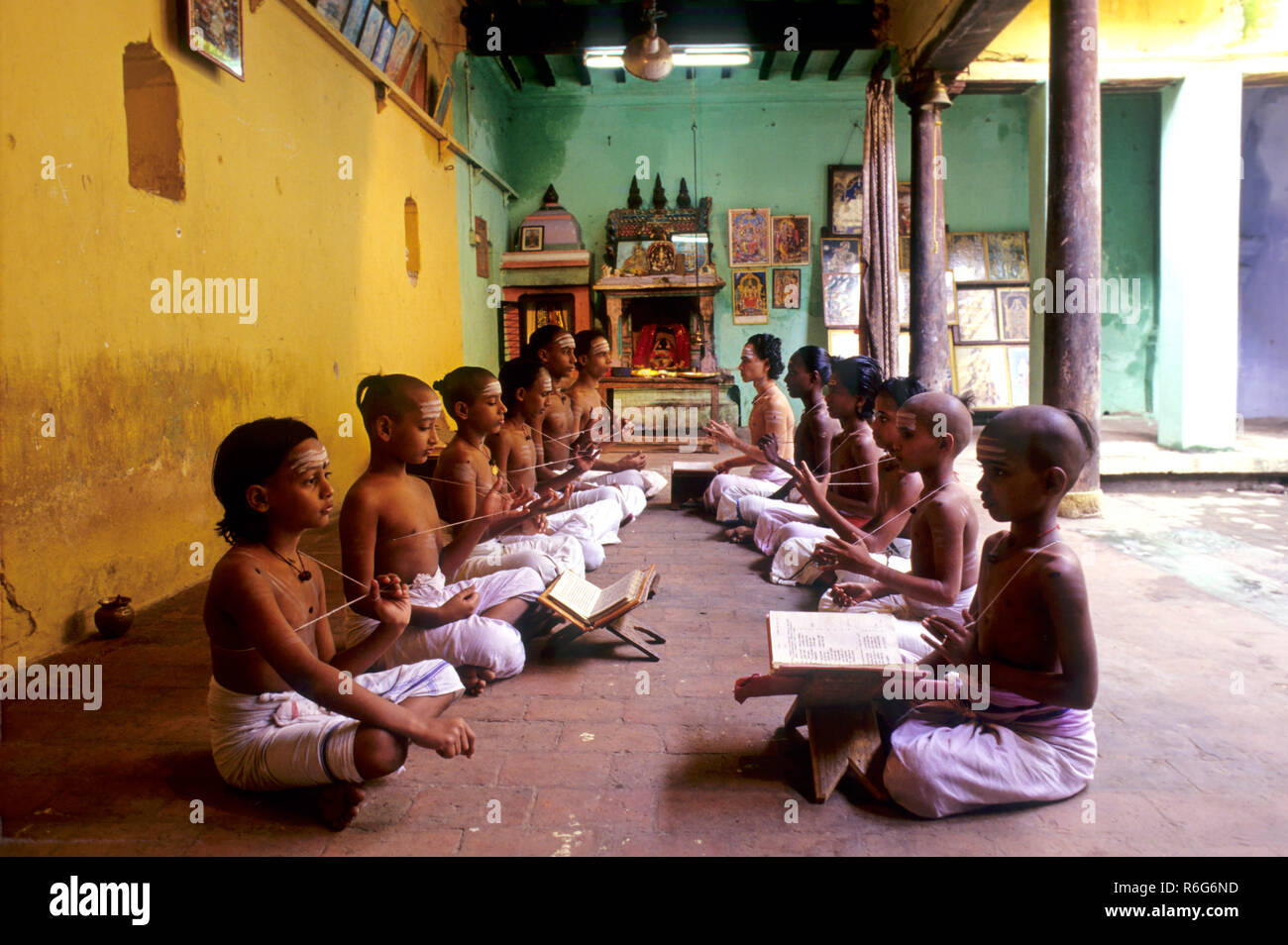 Bambini ragazzi recitano vedas, libri religiosi indù Scritture scuola di edic, Kumbakonam, Tamil Nadu, India, Asia Foto Stock