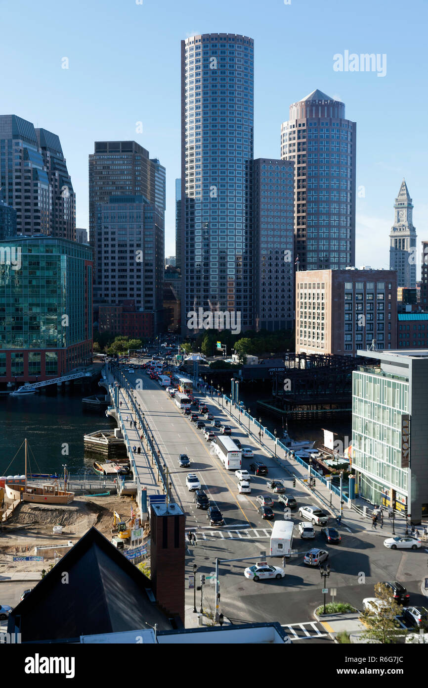 Vista aerea dello skyline di Boston e il Seaport boulevard bridge Massachusetts USA Foto Stock
