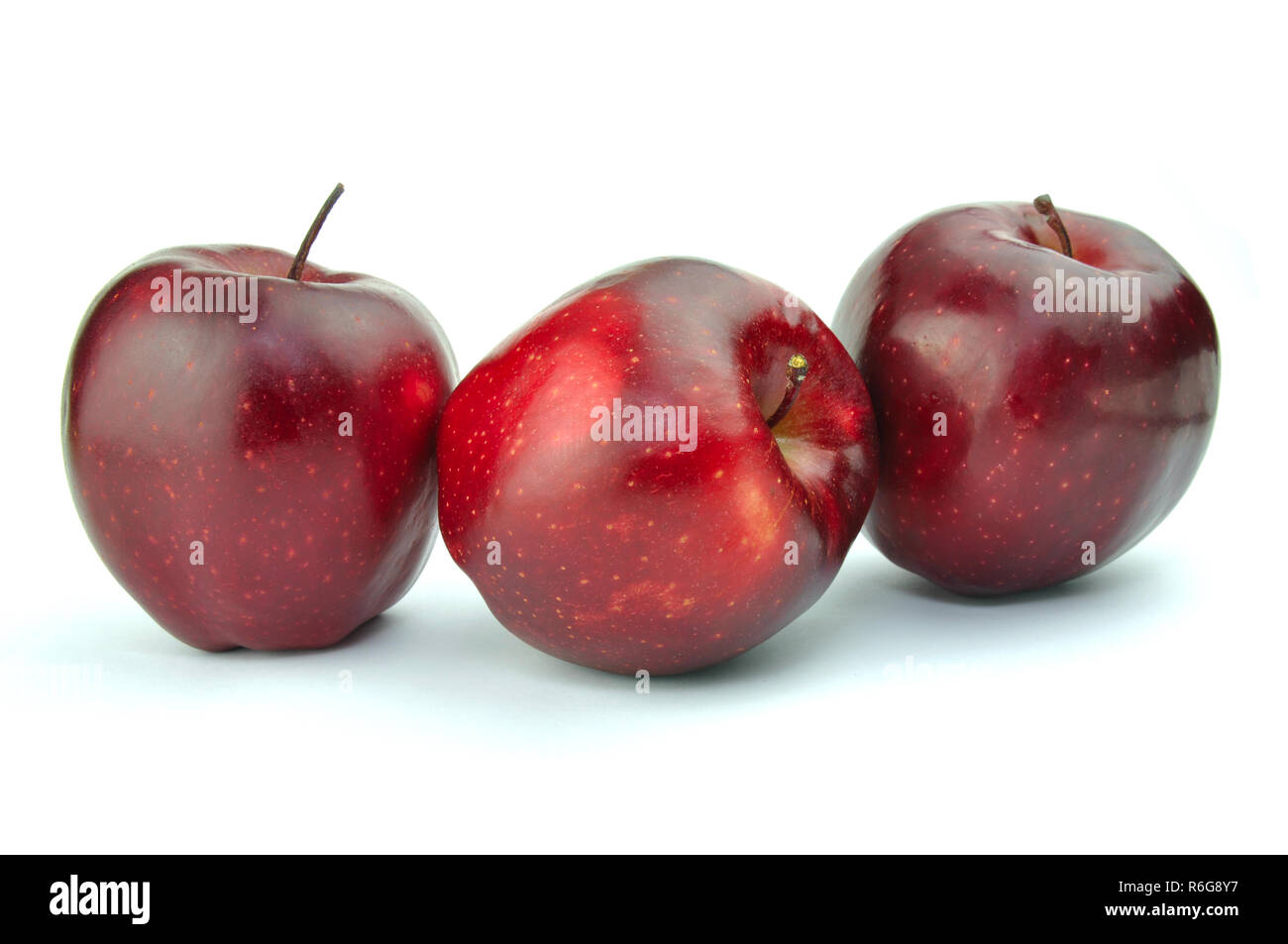 Le mele rosse isolato su bianco Foto Stock