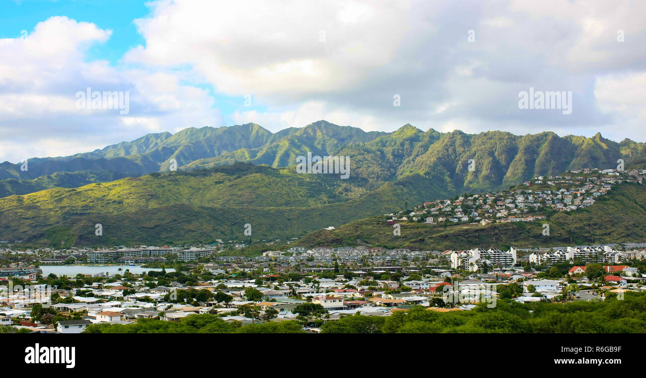 Hawaii Kai township a base di Koolau Mountain Range, Oahu, Hawaii Foto Stock