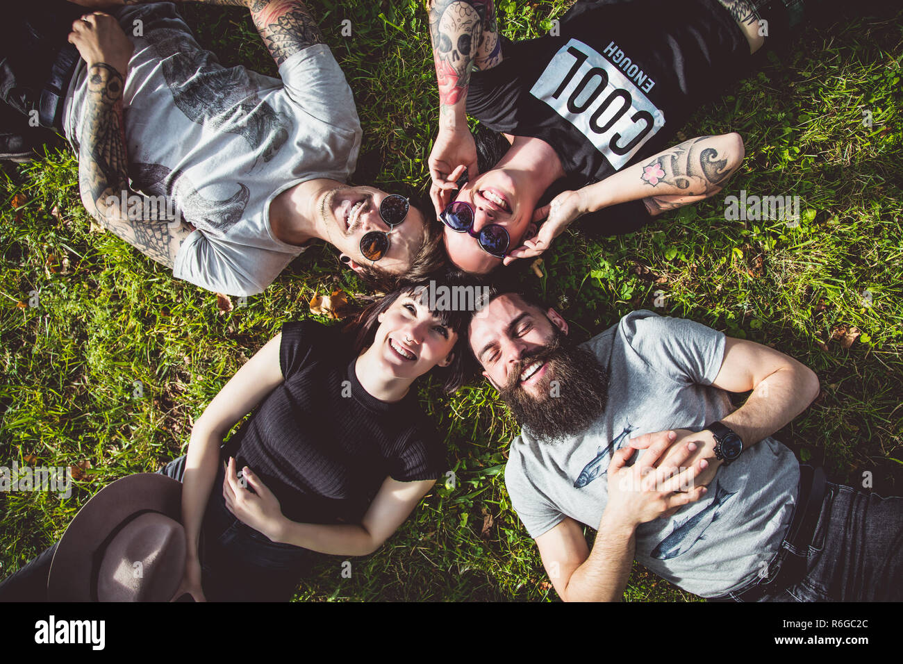 Ritratti d'onu groupe de jeunes Hipster allongé dans l'herbe Foto Stock
