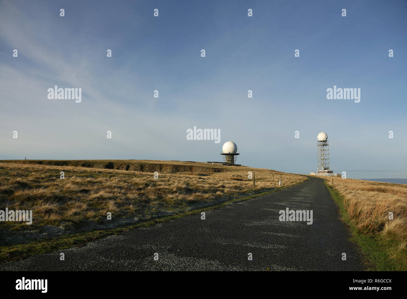 Nazionale di servizi di traffico aereo (NAT) radar cupole sulla Titterstone Clee hill, Shropshire, Inghilterra, Regno Unito. Foto Stock