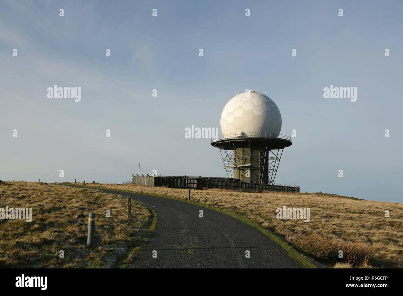 Nazionale di servizi di traffico aereo (NAT) cupola radar su Titterstone Clee hill, Shropshire, Inghilterra, Regno Unito. Foto Stock