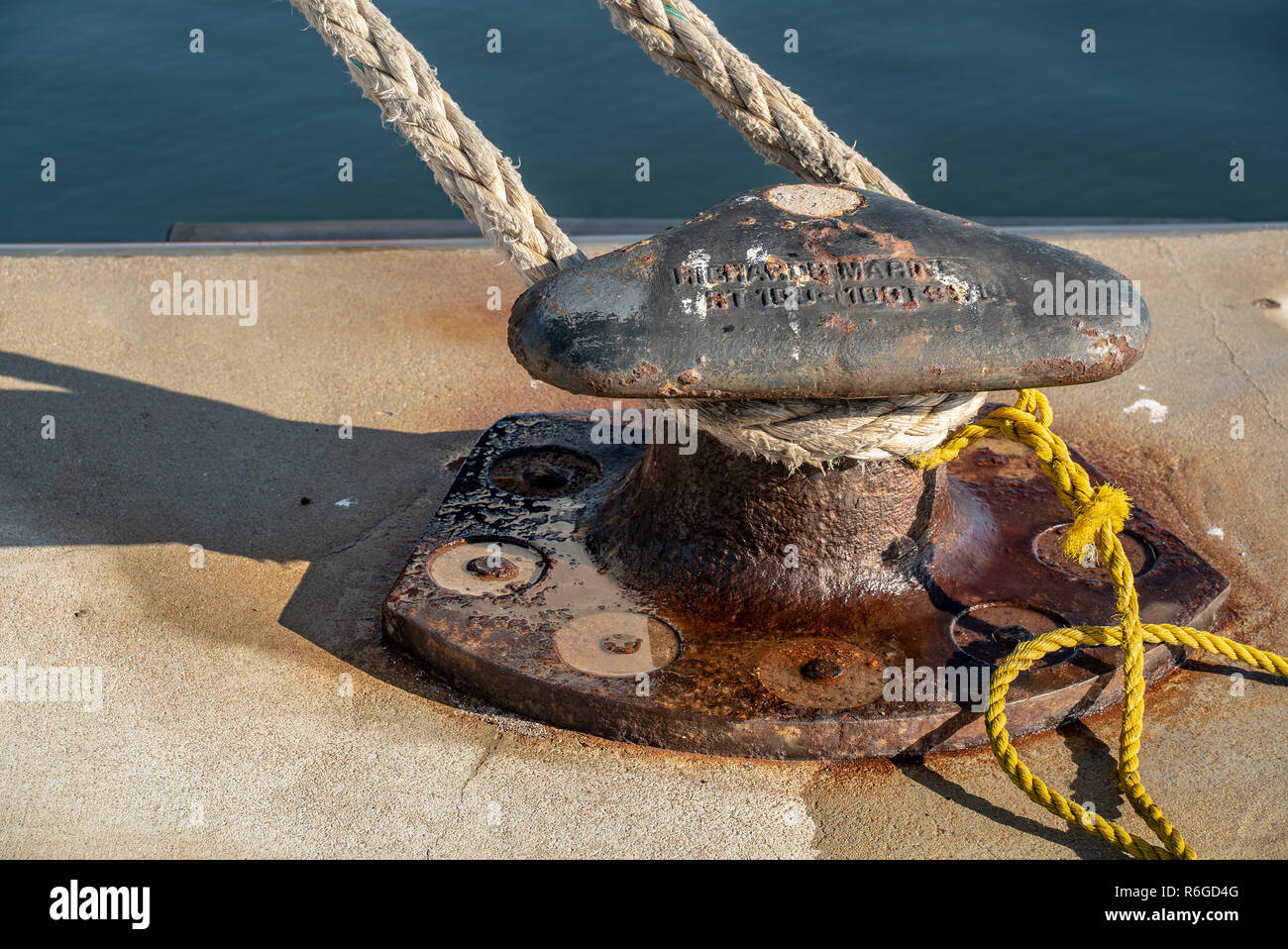 Corda di traghetto legato al metallo barca al dock Foto Stock