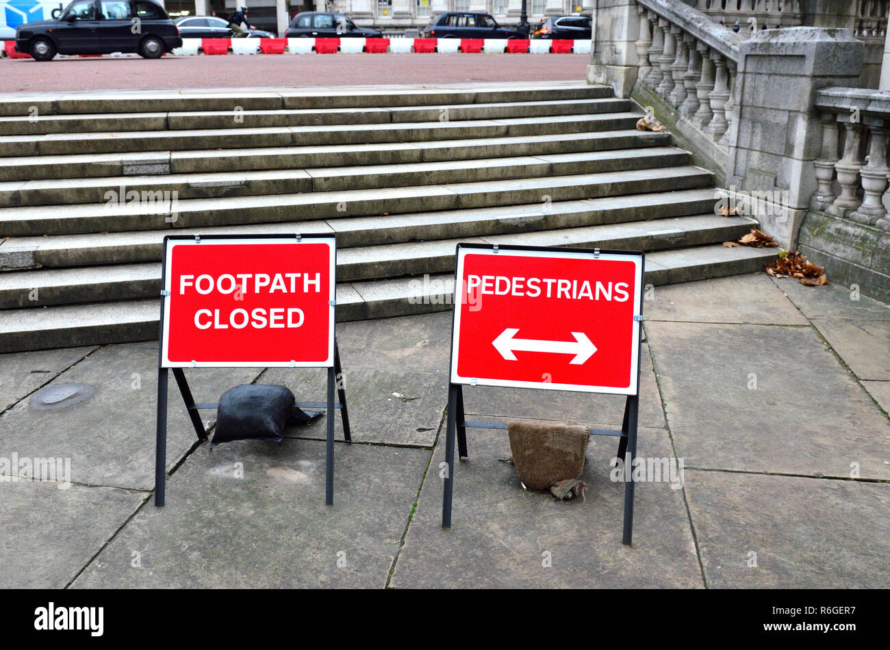 I cartelli stradali per opere in Admiralty Arch, Trafalger Square, Londra, Inghilterra, Regno Unito. Foto Stock