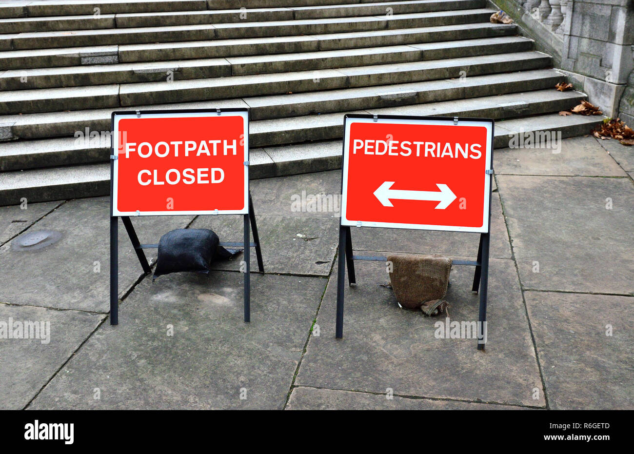 I cartelli stradali per opere in Admiralty Arch, Trafalger Square, Londra, Inghilterra, Regno Unito. Foto Stock