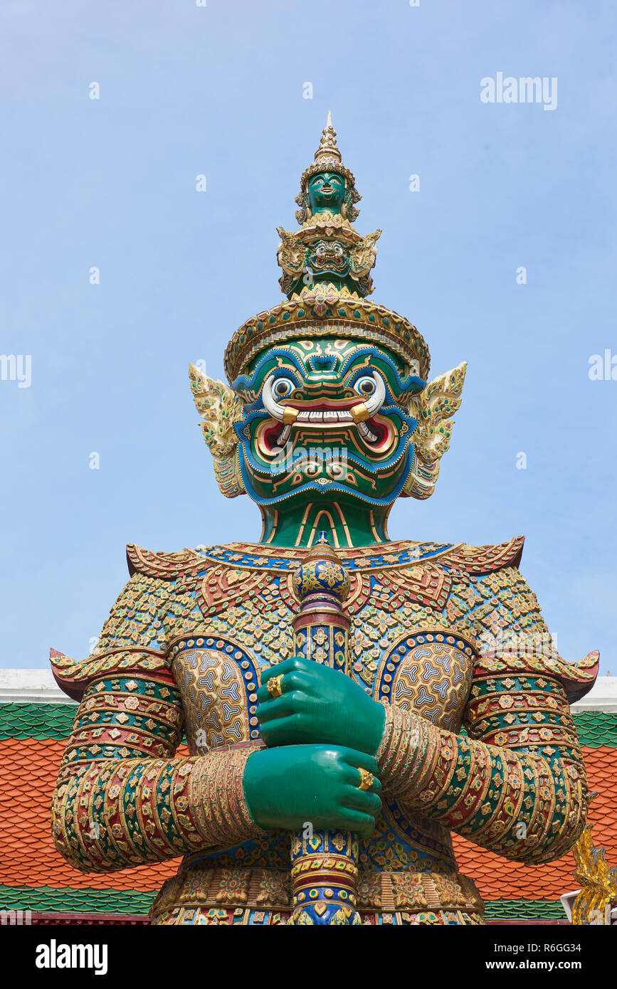 Yaksha statua in Grand Palace a Bangkok, in Thailandia. Il demone-statue di divinità sono una visione comune in templi buddisti in Thailandia, ma anche in funzione Foto Stock