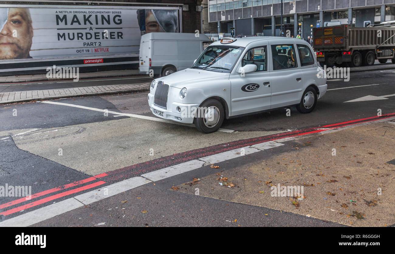 Un quadrante bianco una cabina taxi a Londra,l'Inghilterra,UK Foto Stock Un quadrante bianco una cabina taxi a Londra,l'Inghilterra,UK Foto Stock