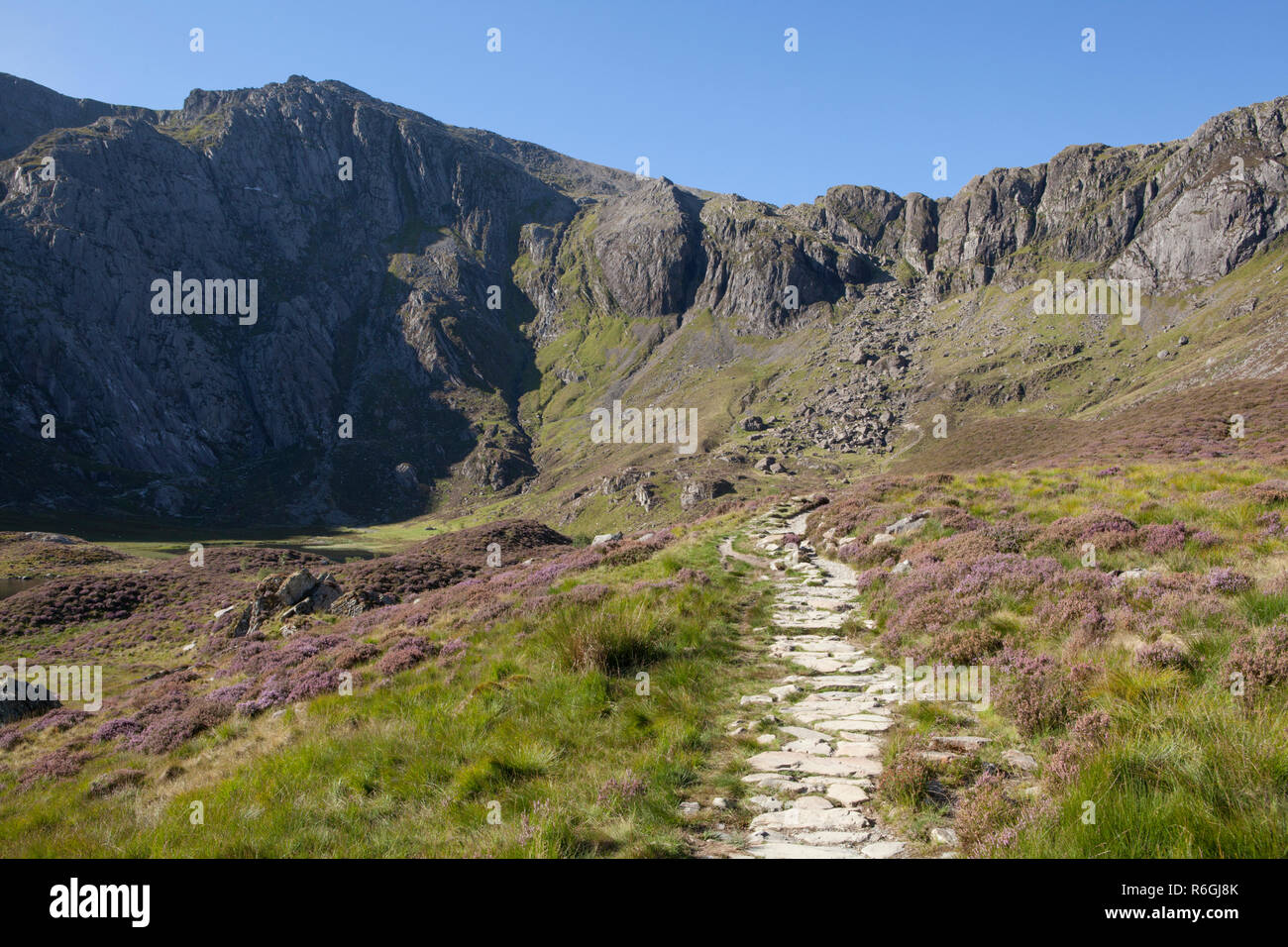 Il sentiero attraverso Cwm Idwal dove ci sono una serie di pastiglie circolari passeggiate per tutte le capacità. Parco Nazionale di Snowdonia, Galles Foto Stock
