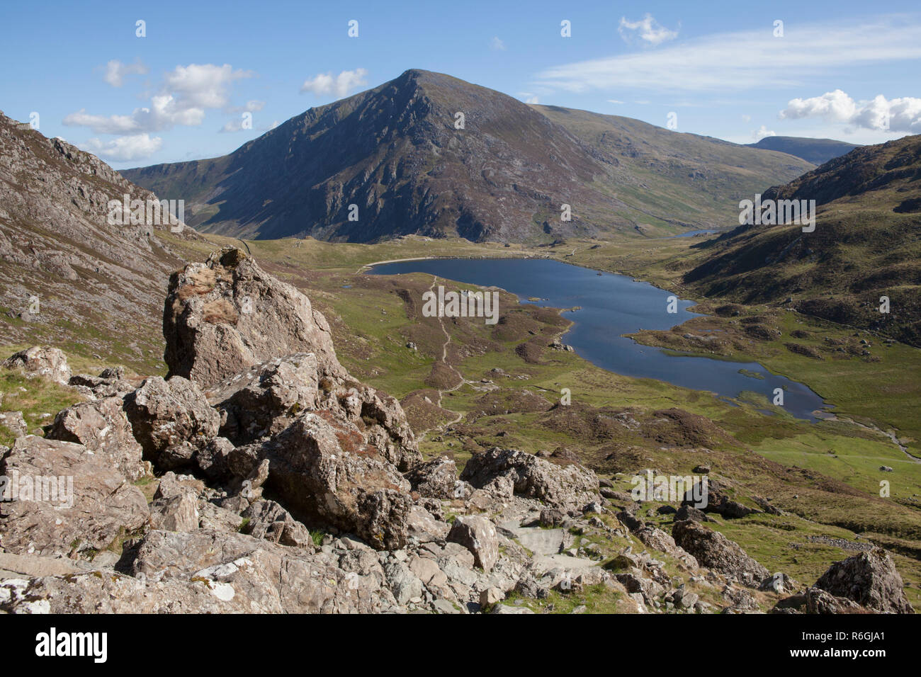 Llyn Idwal nel Parco Nazionale di Snowdonia nel Galles, un posto popolare per gli escursionisti e gli scalatori. Foto Stock