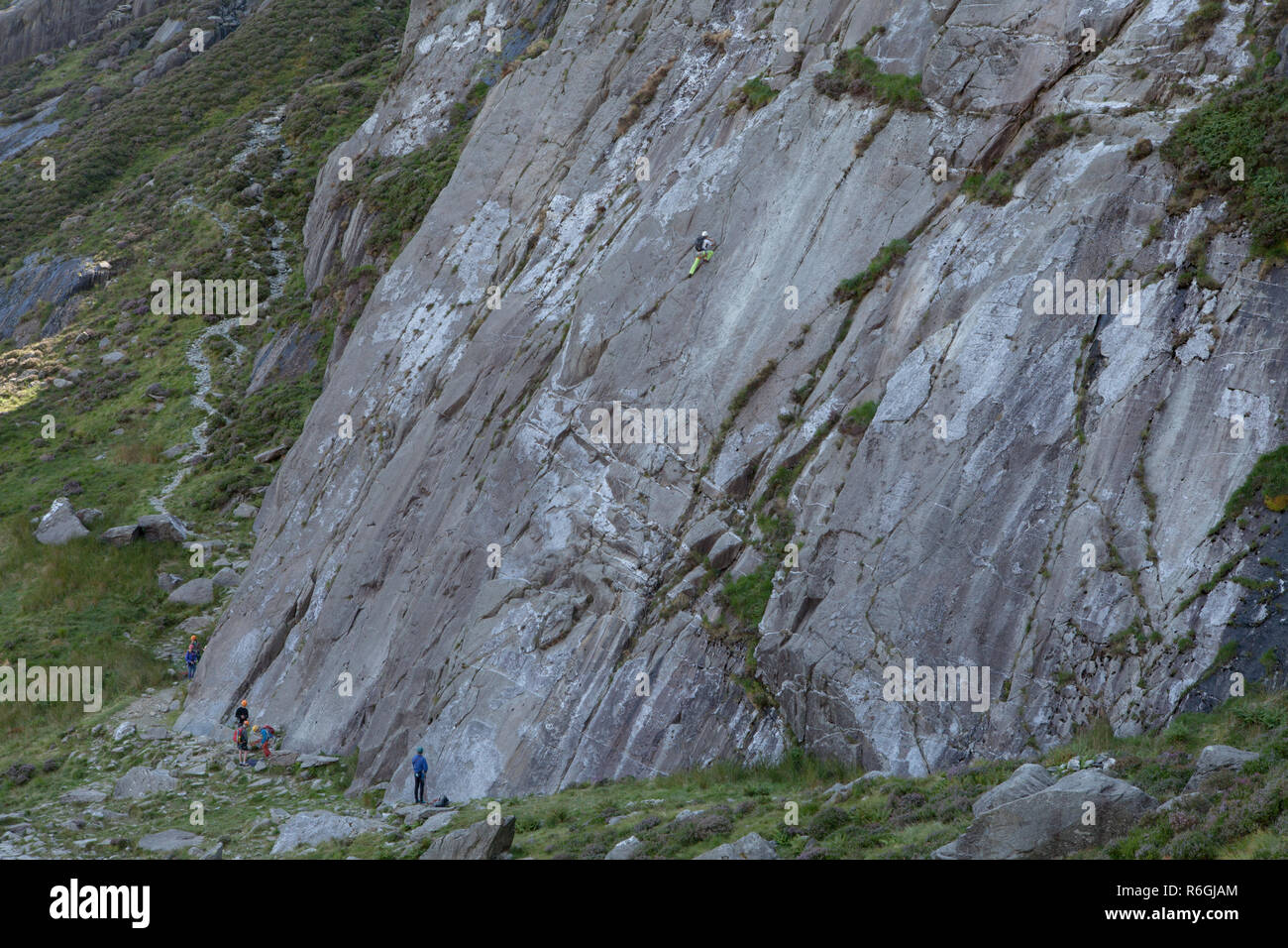 Gli alpinisti sul Idwal lastre un popolare di massa di formazione per alpinisti ed escursionisti. Sulla riva del Llyn Idwal nel Parco Nazionale di Snowdonia nel Galles Foto Stock