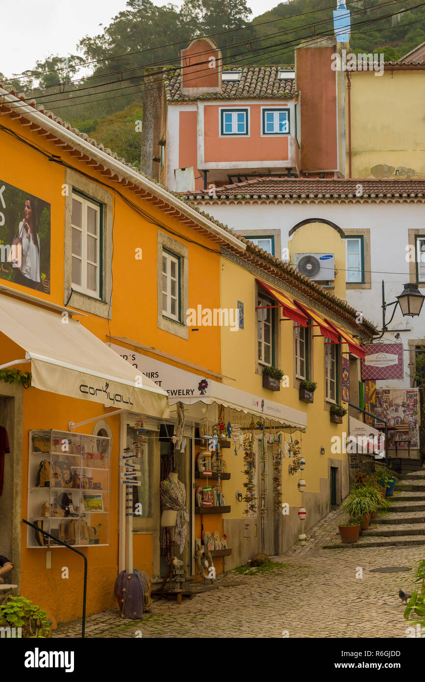 SINTRA, Portogallo - 19 novembre 2018: Il centro storico di La Vila de Sintra è famosa per il suo 19esimo secolo architettura Romanticist, storico esta Foto Stock