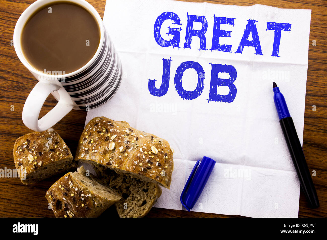 Il testo scritto a mano che mostra grande lavoro. Il concetto di business per il successo apprezzamento scritto su carta tessuto sullo sfondo di legno con penna pane sano il caffè nel ristorante Foto Stock