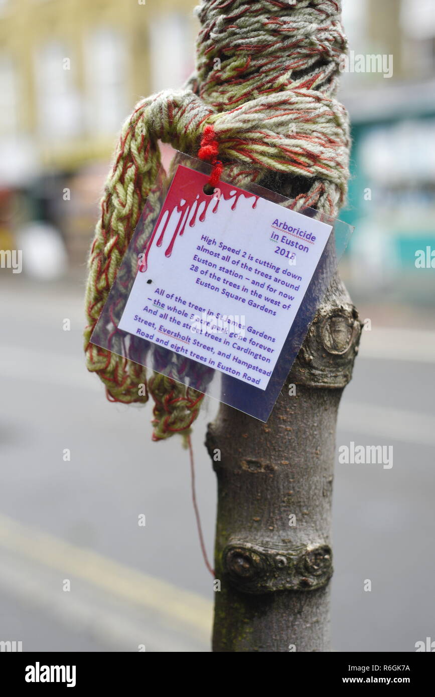 La protesta contro il taglio di alberi con il defibrillatore HS2 ad alta velocità ferroviaria 2 piani di sviluppo. "Arboricide in Euston 2018' - segno e maglia di lana Foto Stock