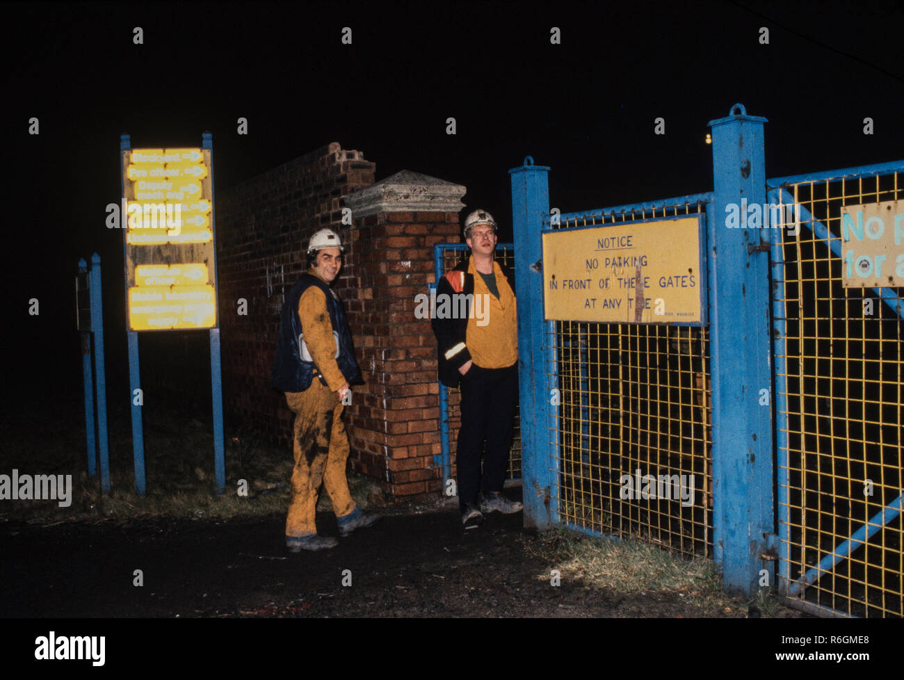 Principali Dinnington Colliery, Sud Yourshire, Inghilterra. Durante lo sciopero dei minatori di 1984 e 1985 minatori visto qui i membri di NACODS tornare a lavorare verso la fine dell'NUM sciopero nel 1985 Dinnington Colliery principale era una miniera di carbone situato nel villaggio di Dinnington, vicino a Rotherham, South Yorkshire, Inghilterra. Fino alla venuta della miniera di carbone Dinnington era principalmente un villaggio agricolo con una piccola quantità di estrazione nella zona. Nel 1899 i preparativi sono stati compiuti dalla Sheffield Coal Company per affondare una nuova miniera di carbone a Dinnington. La società non disponeva delle risorse necessarie per completare il lavoro di un Foto Stock