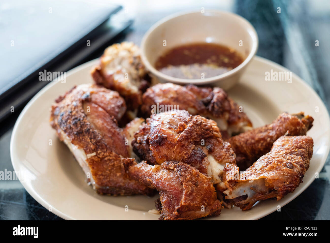 Pollo fritto con il piccante fonte nel menu Thai Style è servita pronto per essere consumato. Foto Stock