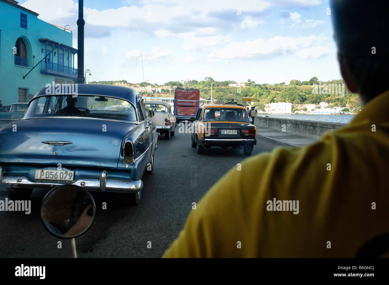 Tipico streetview con Classic Cars driving sul Malecon, Avana (Cuba) Foto Stock