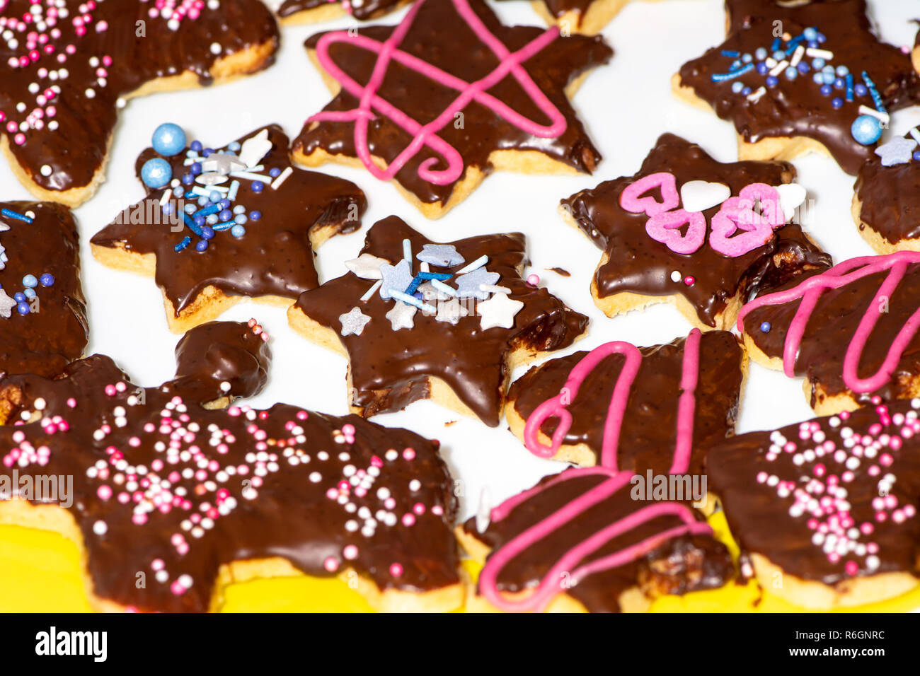 Dolce biscotti di Natale con il cuore e con la forma a stella Foto Stock
