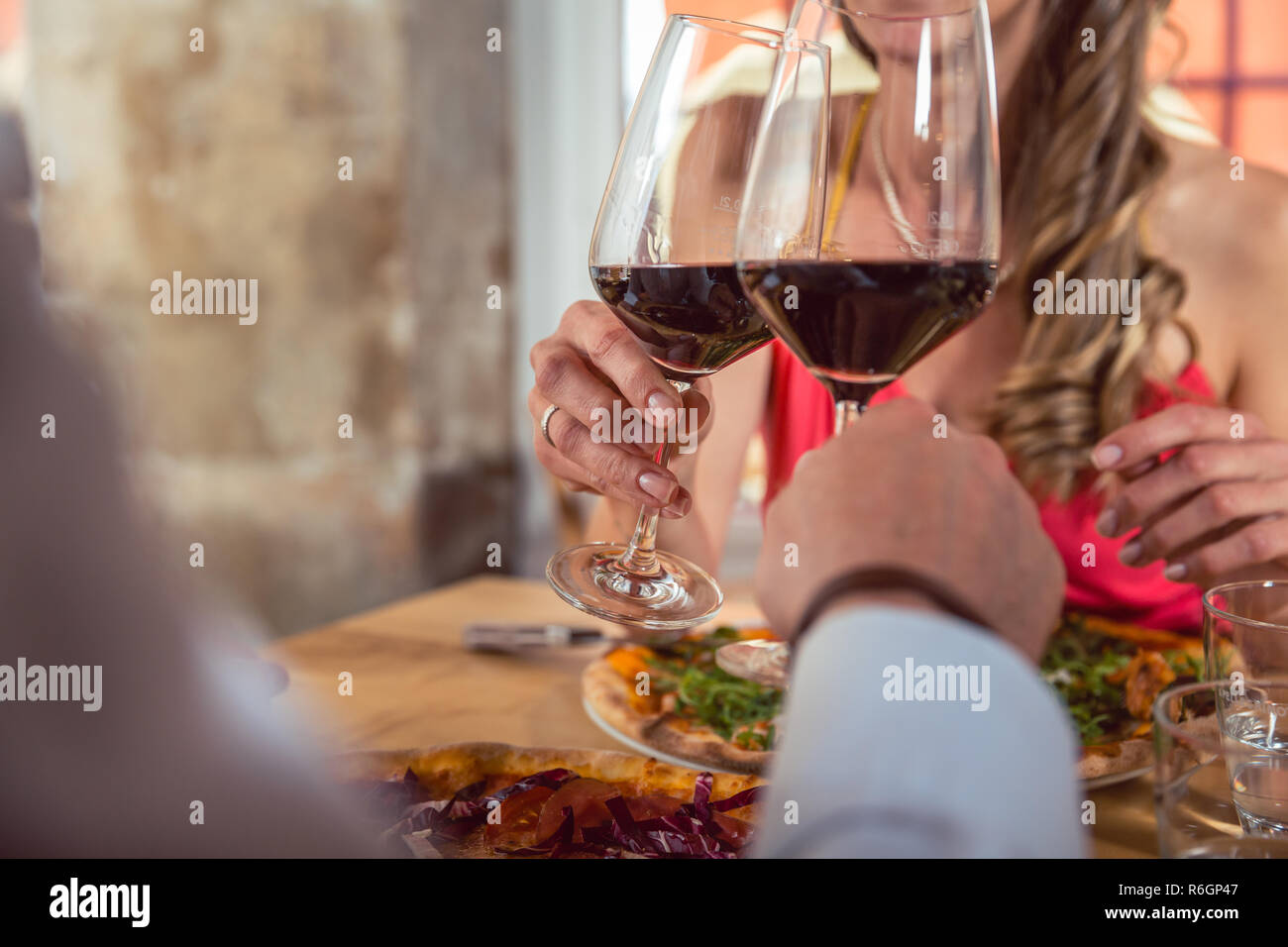 Close-up del giovane la tostatura con bicchieri di vino Foto Stock