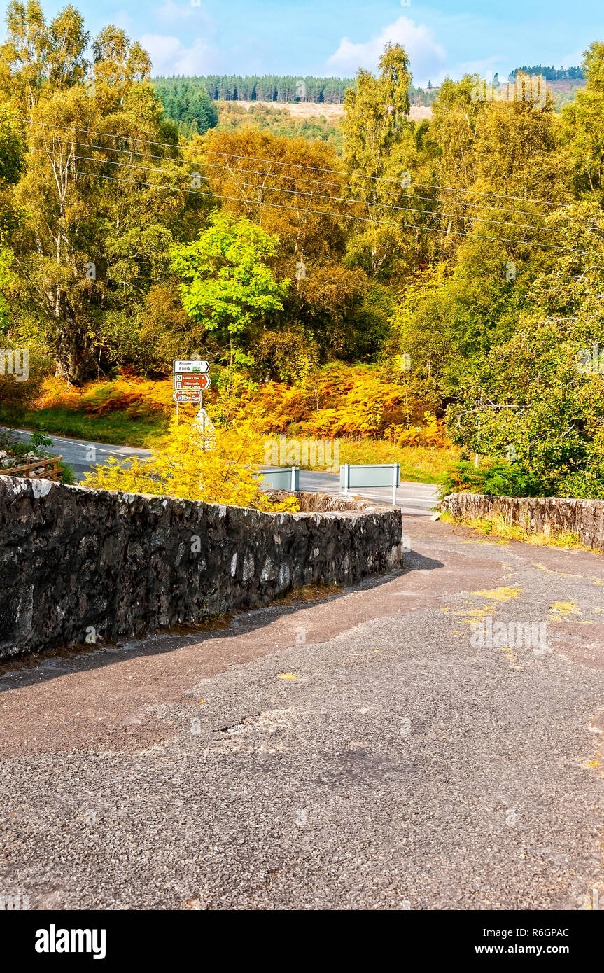 Il vecchio arcuata di ponte in pietra costruita per scopi militari dal generale Wade in 1730 conservato come una passerella sul fiume Tummel Foto Stock