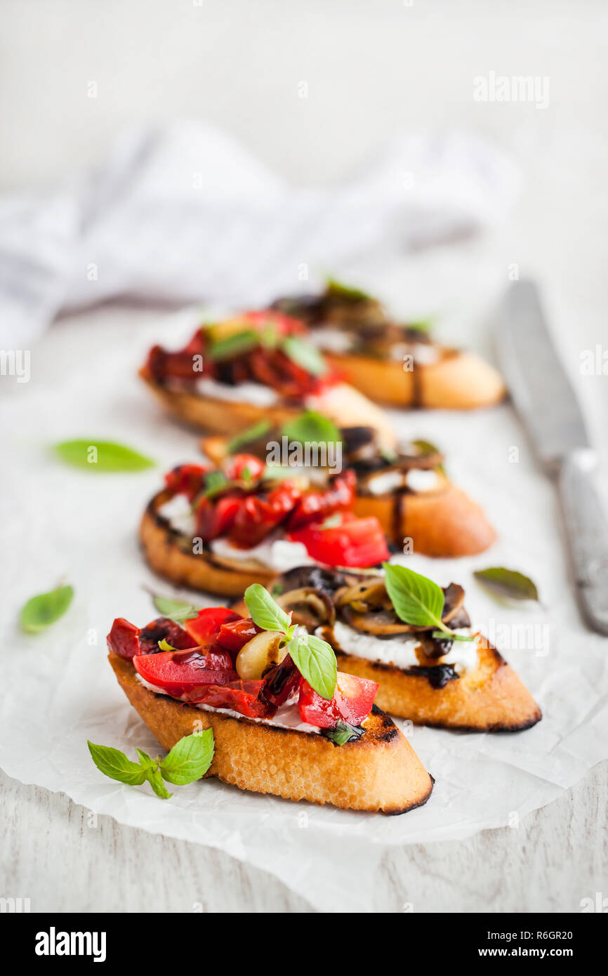 Pomodori seccati al sole, crema di formaggio e Funghi Fritti bruschetta Foto Stock