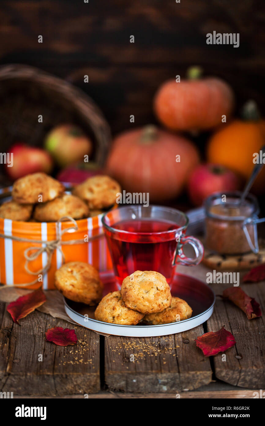 Freschi Fatti in casa apple deliziosi biscotti e Cup di caldo tè rosso sul rustico sfondo autunno Foto Stock