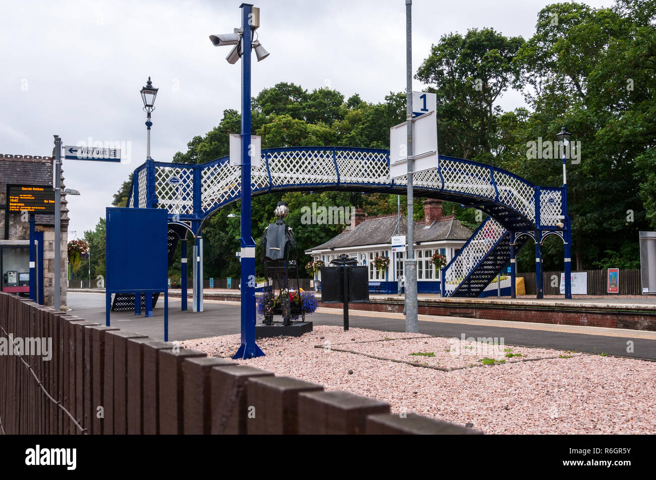 La straordinaria A elencati Highland tradizionale azienda ferroviaria stazione di stile di Pitlochry con stilisticamente significativi edifici Foto Stock