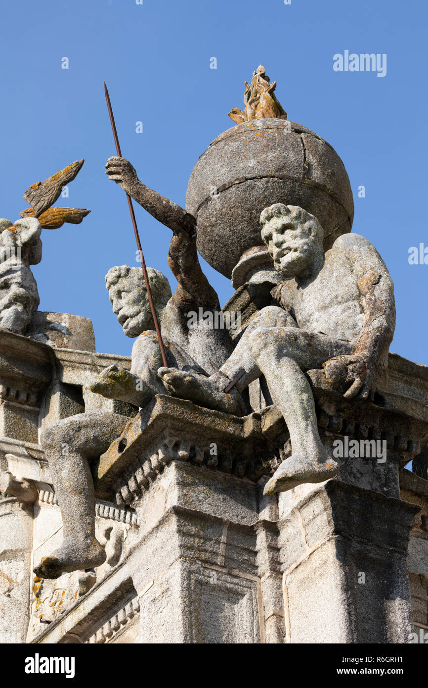 Le statue sulla facciata della Igreja da Graca chiesa cattolica off Rua da Republica, Evora, Alentejo, Portogallo, Europa Foto Stock