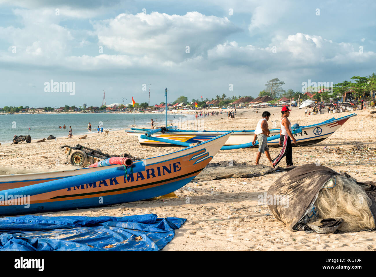 I pescatori Balinese in Jimbaran Beach. La spiaggia dispone di ristoranti di pesce e il Jimbaran mercato del pesce è il più grande del suo genere in Bali. Foto Stock