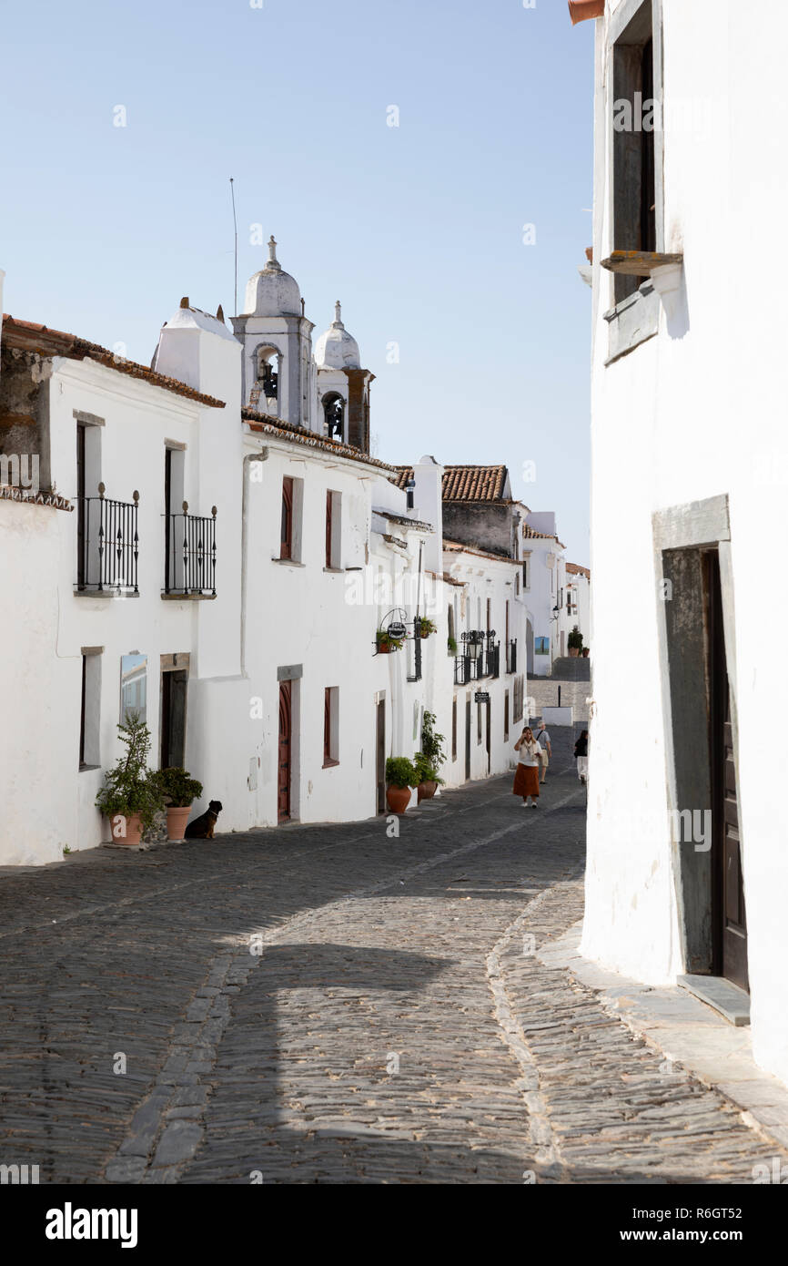 Rua Direita con le sue case dipinte di bianco e il campanile di una chiesa, Monsaraz, Distretto di Evora, Alentejo, Portogallo, Europa Foto Stock