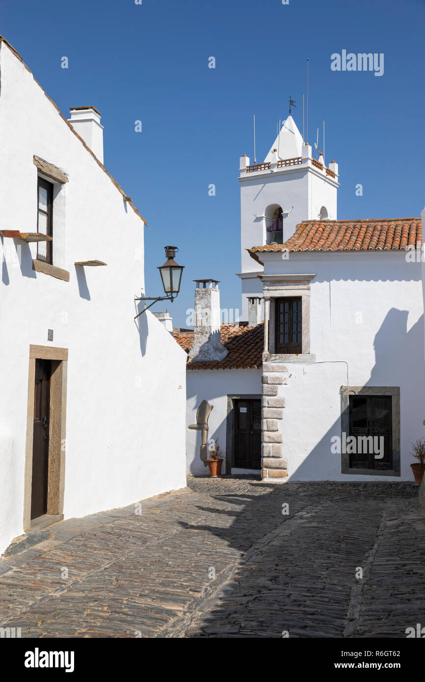 Rua Direita con le sue case dipinte di bianco e il campanile di una chiesa, Monsaraz, Distretto di Evora, Alentejo, Portogallo, Europa Foto Stock