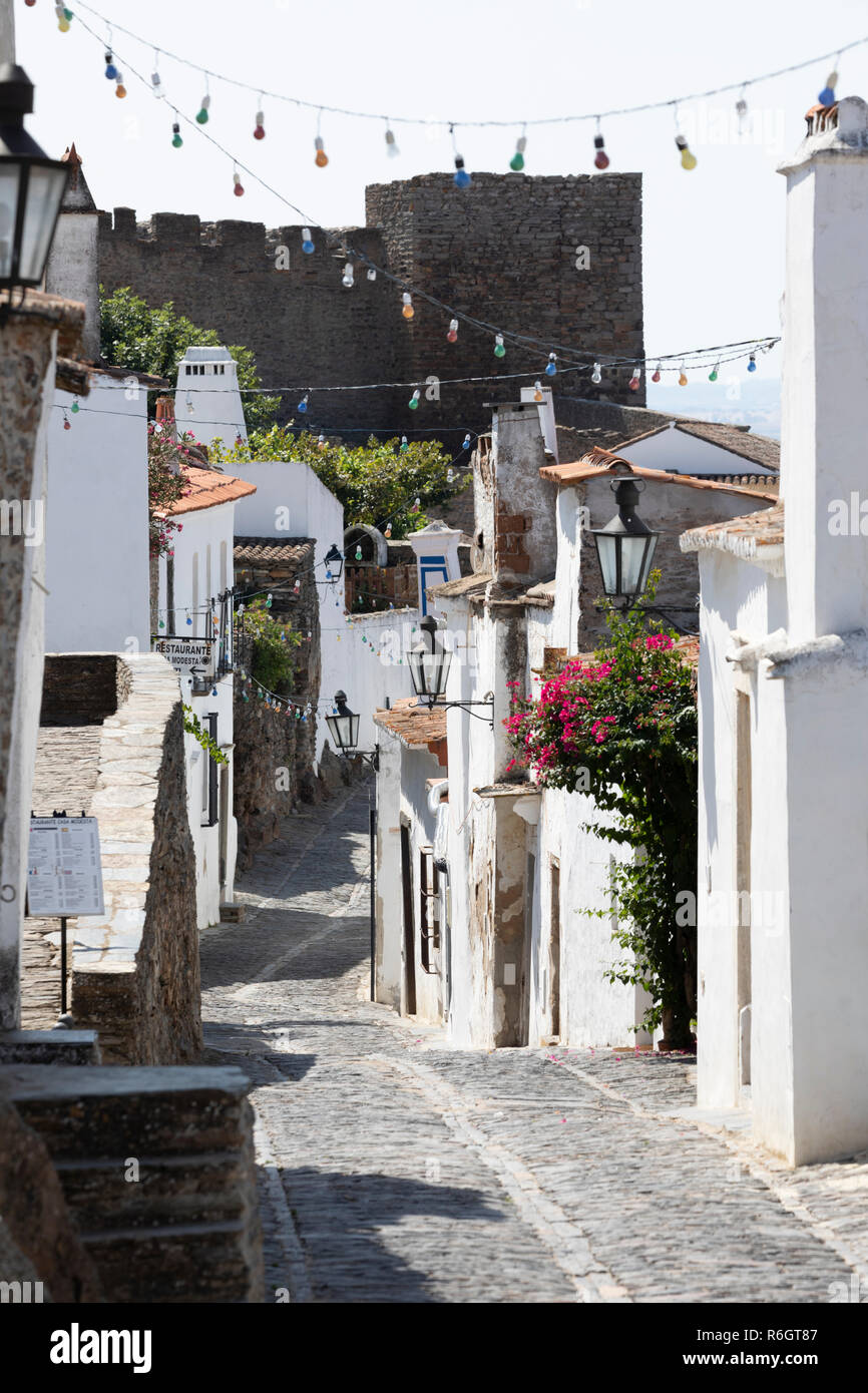 La Rua de Santiago, Monsaraz, Distretto di Evora, Alentejo, Portogallo, Europa Foto Stock