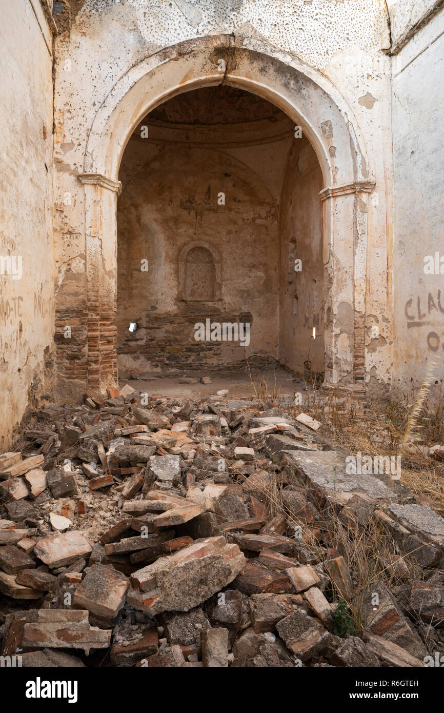 Interno della chiesa in rovina, Monsaraz, Distretto di Evora, Alentejo, Portogallo, Europa Foto Stock