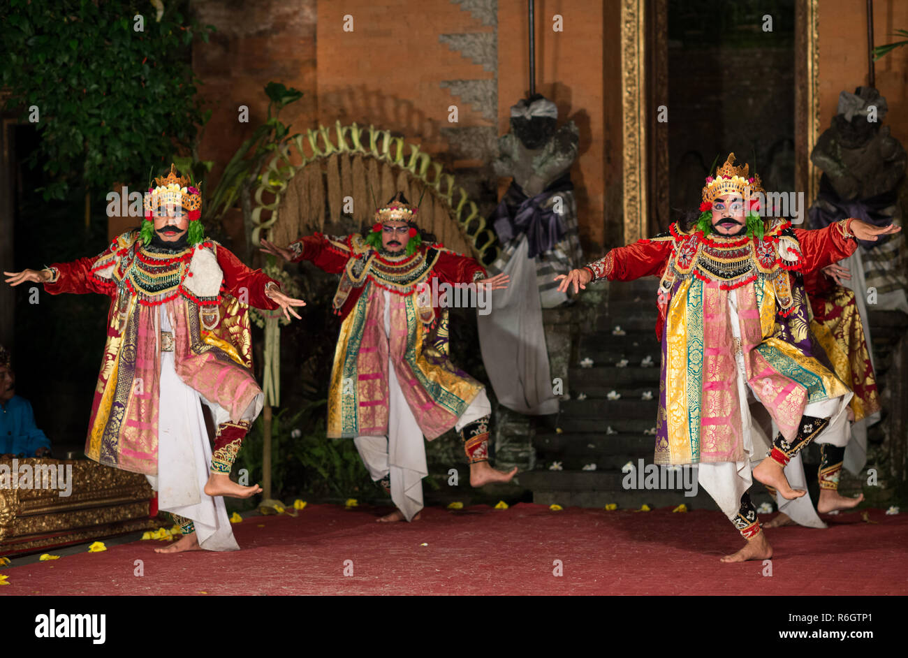 Tradizionale danza Barong in un antico tempio indù di Bali. Barong è un leone come creatura nella mitologia Balinese. Foto Stock