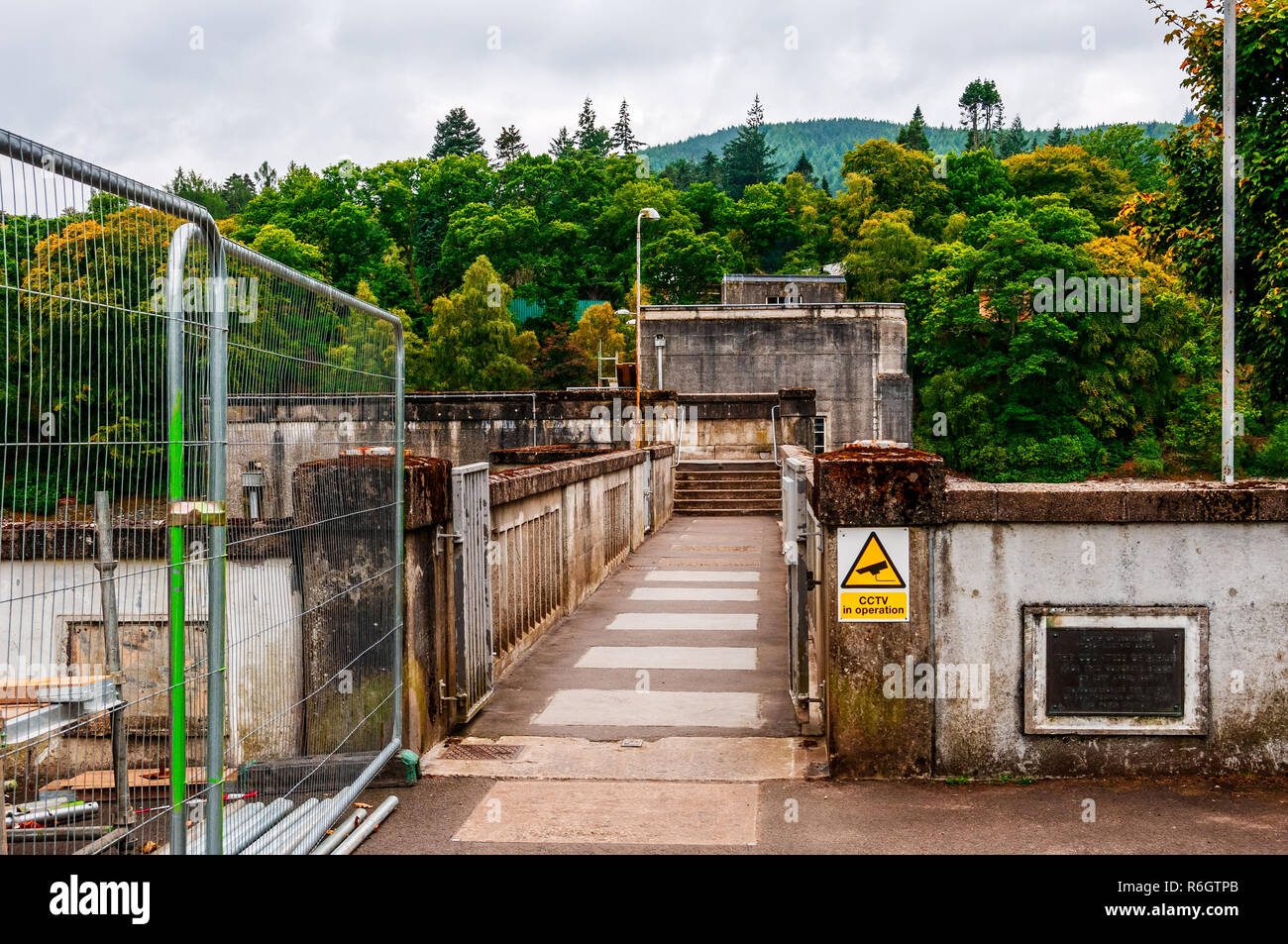 Una passerella di tutta la diga a Pitlochry idro-elettrica impianto di generazione che conduce alla famosa scala di pesce Foto Stock