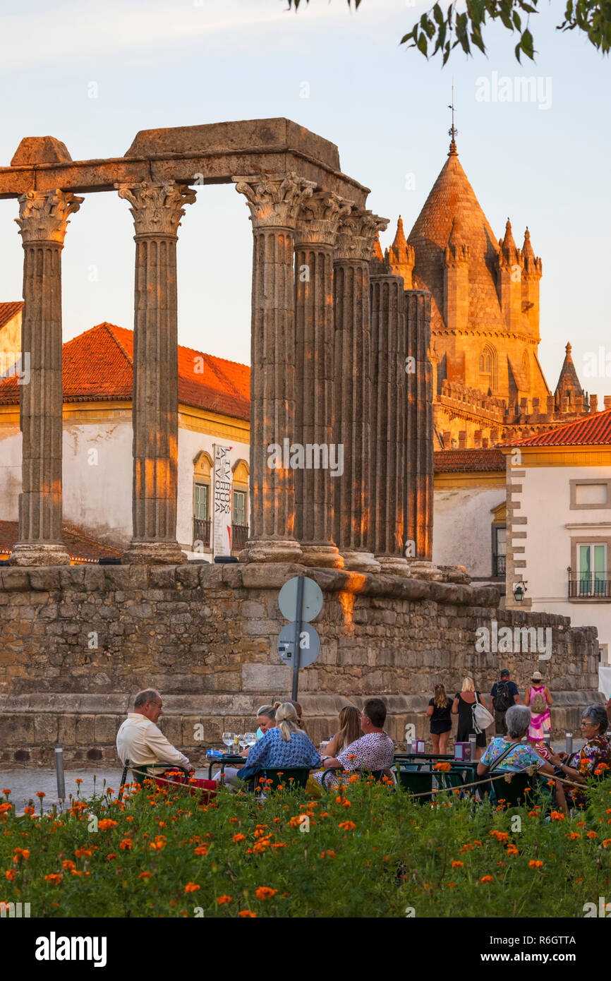 Il Templo Romano risalente al II secolo D.C. e il Jardim Quiosque Diana cafe con la Se dietro nel sole di sera, Evora, Alentejo, Portogallo, Europa Foto Stock