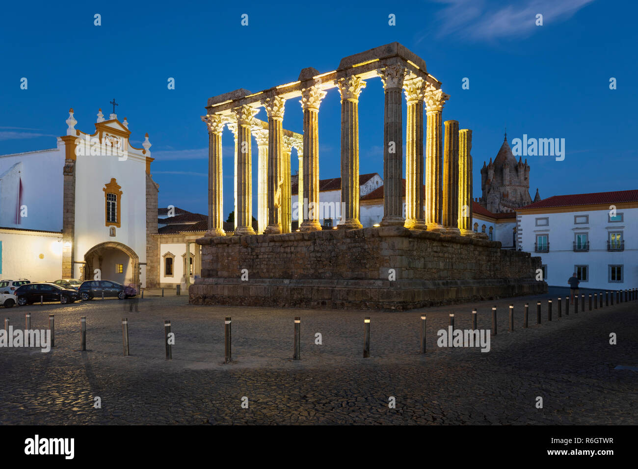 Il Templo Romano risalente al II secolo D.C. con Evora Se Cathedral dietro al crepuscolo, Evora, Alentejo, Portogallo, Europa Foto Stock