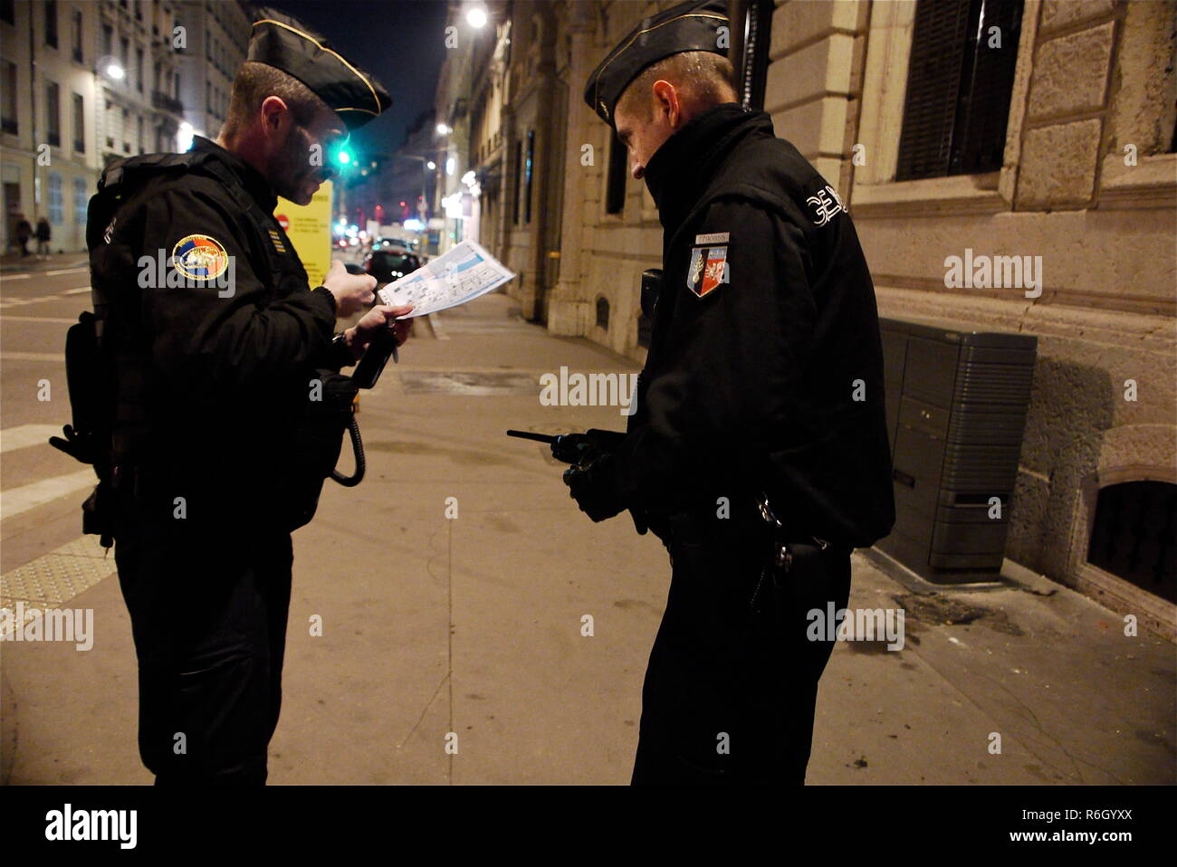 Pesante Gendarmery nazionali di smaltimento Sicurezza tenutasi in occasione del nuovo anno di festeggiamenti, Lione, Francia Foto Stock