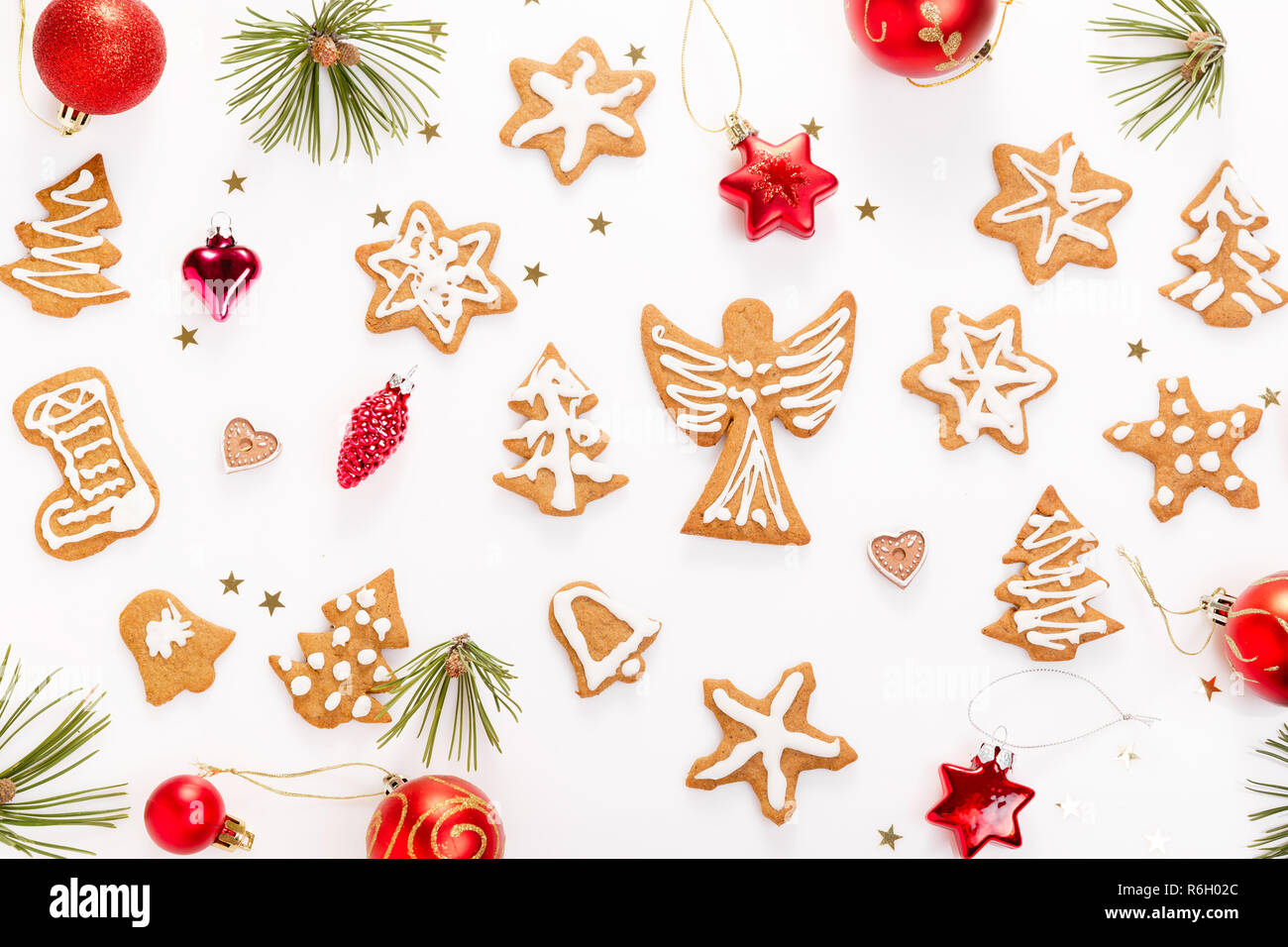 Natale in casa gingerbread cookie e albero di natale sul tavolo bianco. Banner di natale Foto Stock