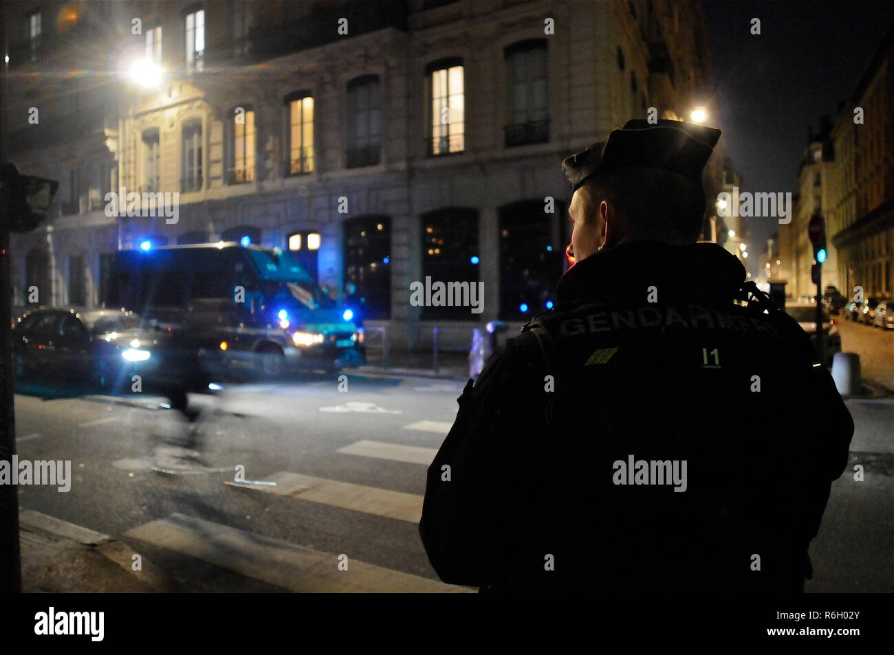 Pesante Gendarmery nazionali di smaltimento Sicurezza tenutasi in occasione del nuovo anno di festeggiamenti, Lione, Francia Foto Stock