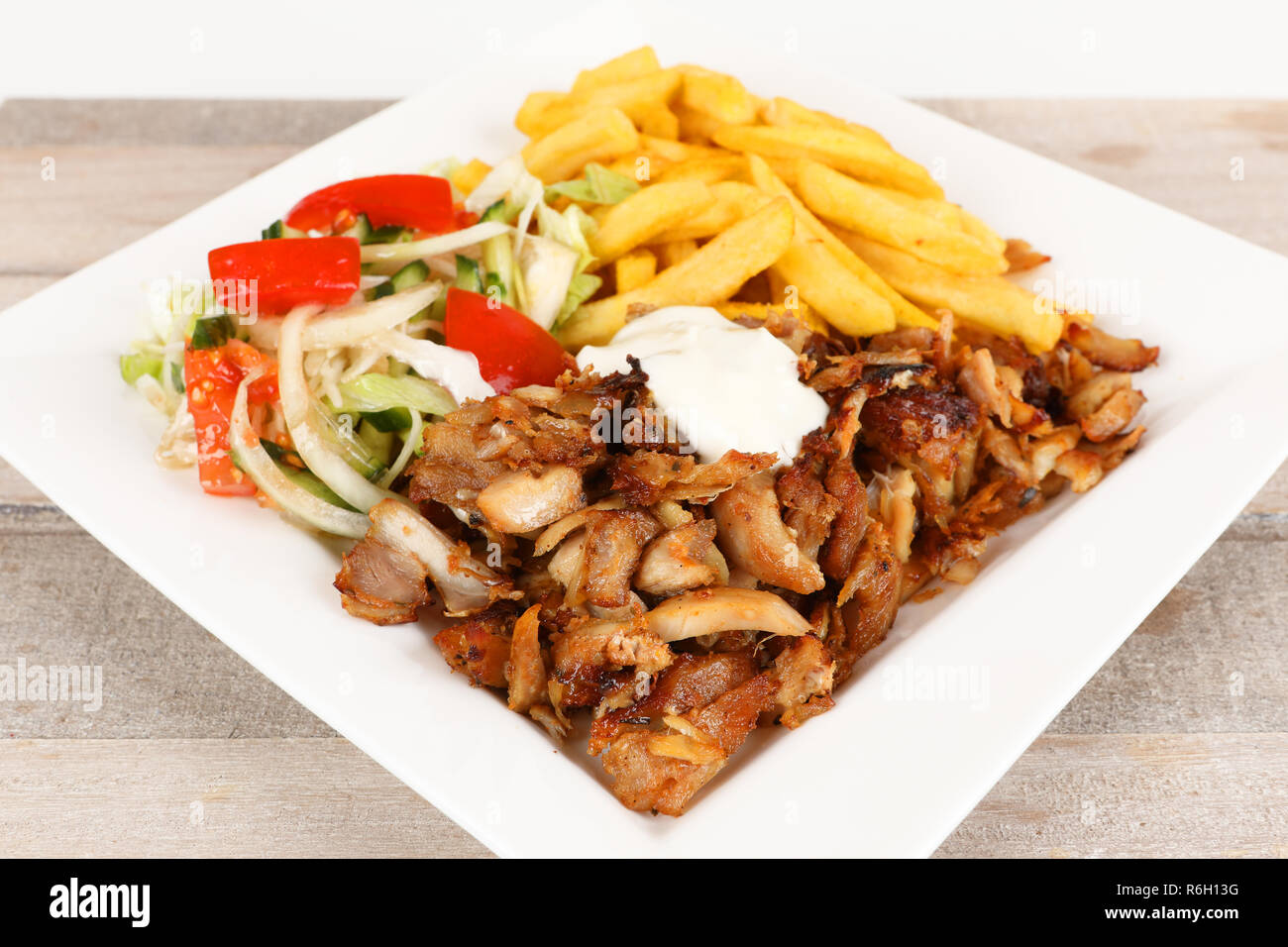 Pollo döner con patate fritte e insalata mista Foto Stock
