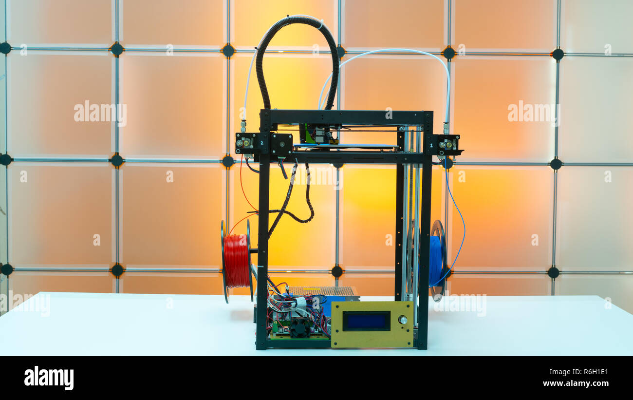 Stampante 3d e filamenti di plastica sul colore di sfondo Foto Stock