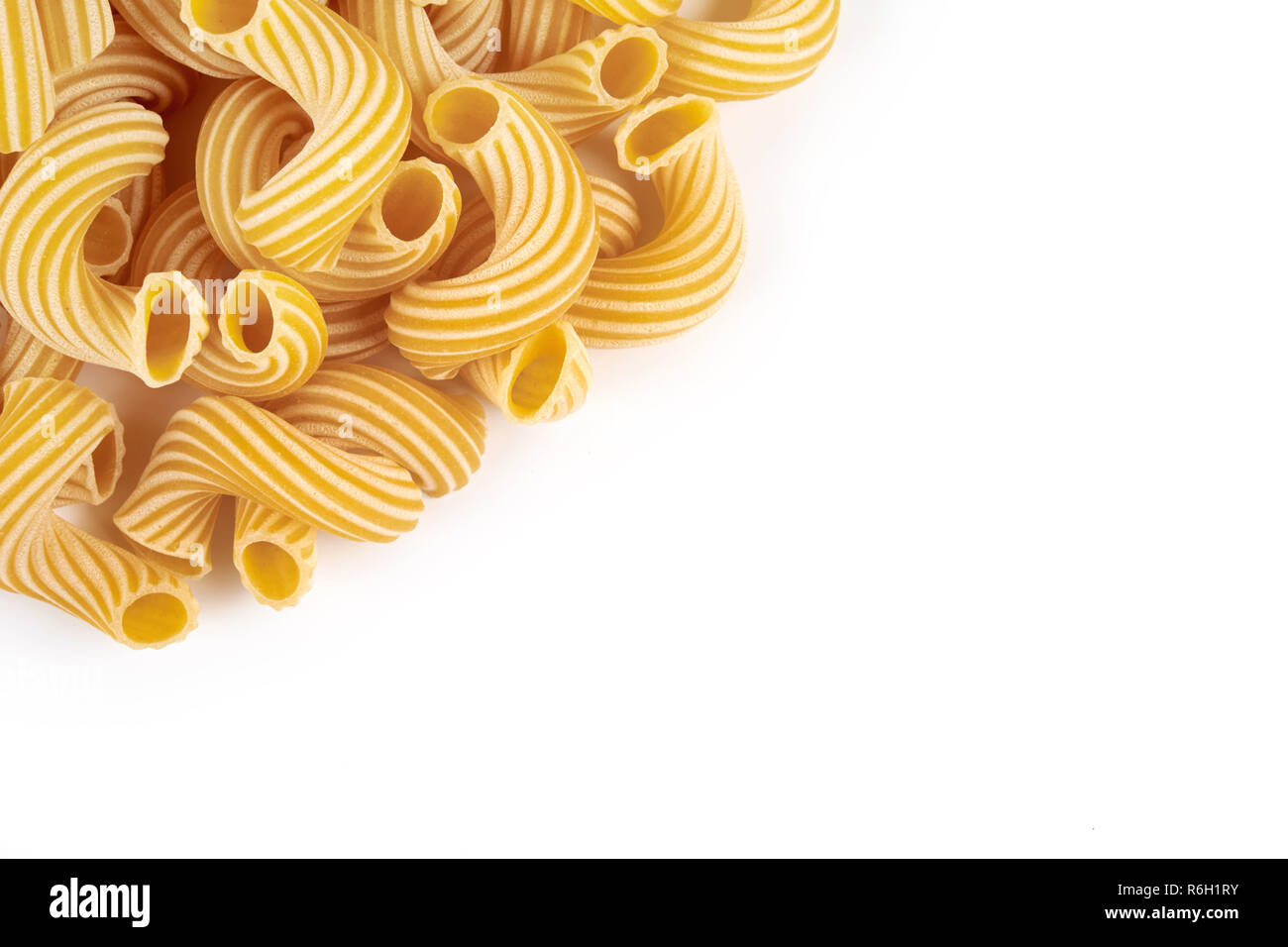 La pasta grezza cavatappi isolati su sfondo bianco. Foto Stock
