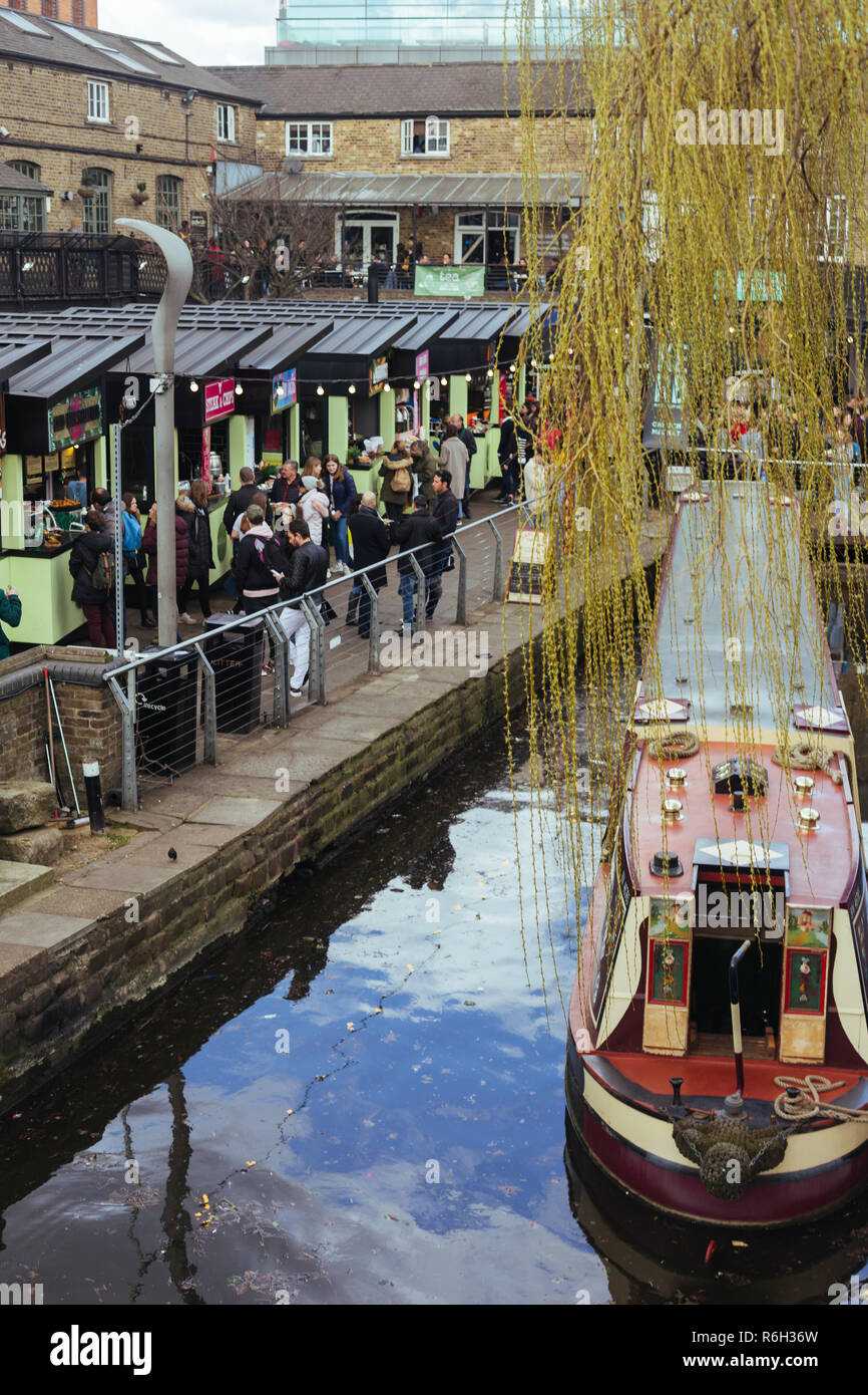 Londra/UK - 25 Marzo 2018: varietà di bancarelle del mercato al Camden Market sul Regent's Canal a Londra, Regno Unito Foto Stock