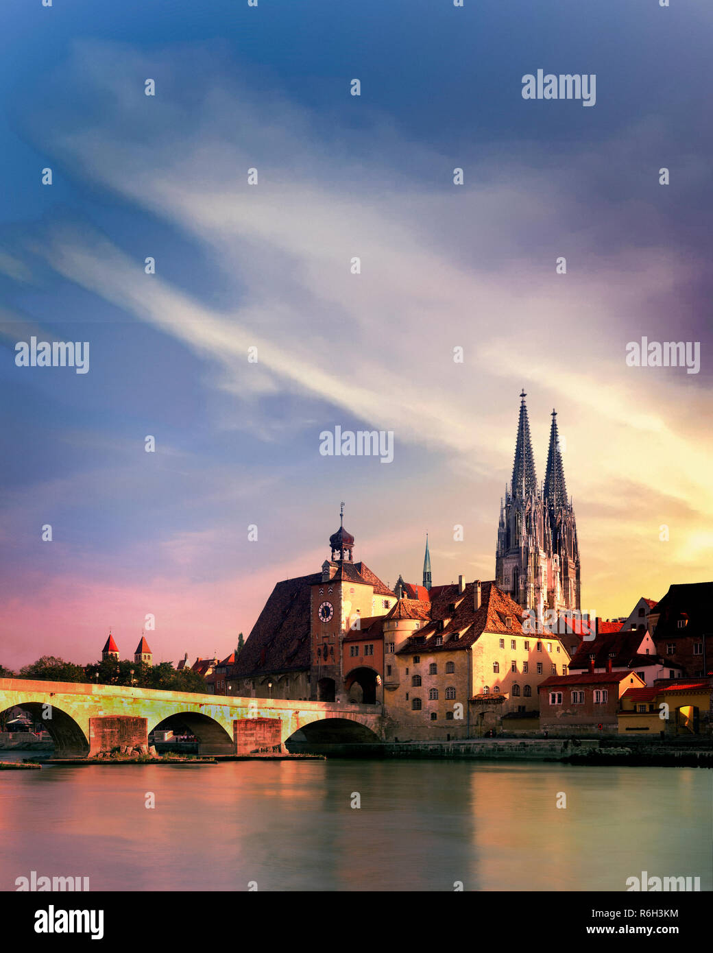 DE - Baviera: la Cattedrale di San Pietro e Steinerne Bruecke oltre il Fiume Danubio a Regensburg Foto Stock