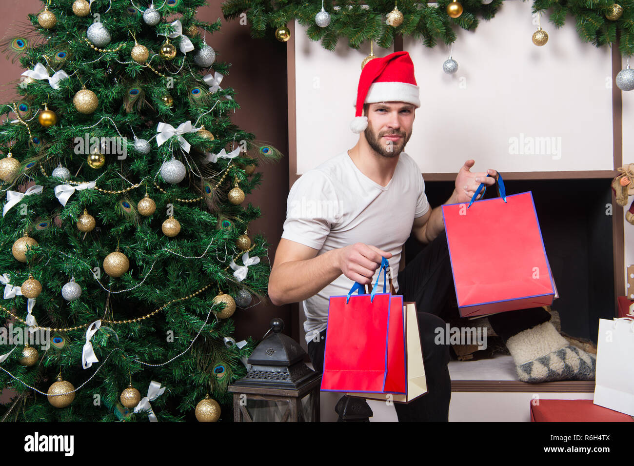 Immagini Natalizie Tenere.La Mattina Prima Di Natale L Uomo In Santa Hat Tenere Presente Di Natale Online Shopping