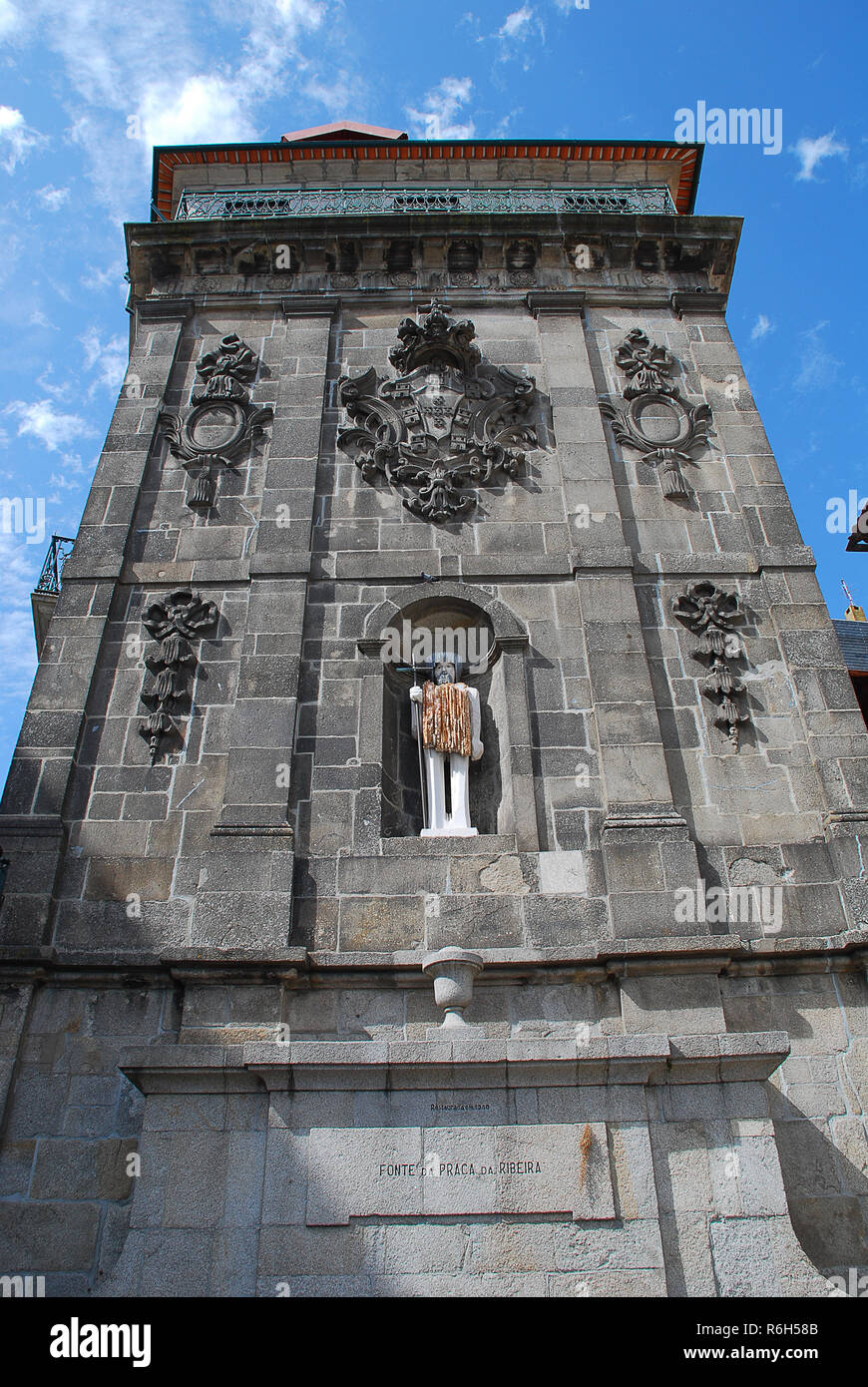 La parte settentrionale della Ribeira square a Porto (Portogallo) ha una fontana monumentale, a tre piani costruito nel 1780s Foto Stock