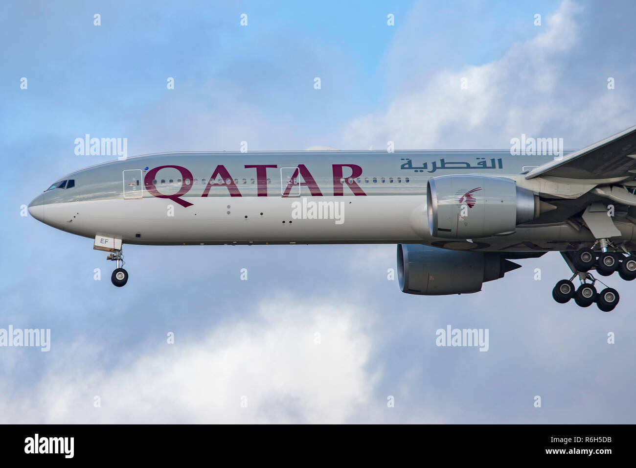 Qatar Airways Boeing 777-300 visto lo sbarco a Londra Heathrow International Airport LHR / EGLL a Londra. Il velivolo è specificamente un Boeing 777-3DZ(ER) con la registrazione A7-baf, dotato di due delle più grandi motori a getto, GE90. Qatar Airways collega Londra con Doha su una base quotidiana. Foto Stock